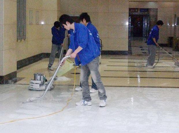 東莞玉潔清潔公司，龍華專(zhuān)業(yè)工廠(chǎng)保潔公司，首先玉潔是你身邊清潔深圳